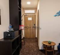 PREDAJ B&B Hotel v Starom meste - škola, centrum medicíny - Izba v hoteli s nábytkom, trezorom a televízorom, dekorácie na stene.