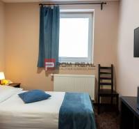 PREDAJ B&B Hotel v Starom meste - škola, centrum medicíny - Izba s posteľou, lampou, televízorom a oknom v ubytovacom zariadení.