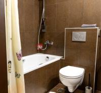 PREDAJ B&B Hotel v Starom meste - škola, centrum medicíny - Kúpeľňa s vaňou, sprchou a toaletou. Hotely a penzióny.