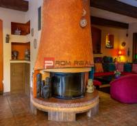 PREDAJ B&B Hotel v Starom meste - škola, centrum medicíny - Interiér s krbom, pohodlným sedením a dekoráciami v Hoteloch a penziónoch.