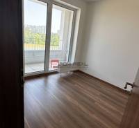 2-izbový byt Slnečnice POP pri novej električke do centra! - Izba s drevenou podlahou a balkónom v 2-izbovom byte.