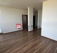 2-izbový byt Slnečnice POP pri novej električke do centra! - Interiér 2-izbového bytu s drevenou podlahou a priestranným balkónom.