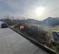 Pripravujeme do ponuky - Lukratívny pozemok centrum Stupavy - Pozemok na bývanie v Stupave na Bazovej ulici, slnečné prostredie a auto pri ceste.