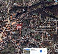 Pripravujeme do ponuky - Lukratívny pozemok centrum Stupavy - Letecký pohľad na ulicu Bazová v Stupave, zameraný na pozemky - bývanie.