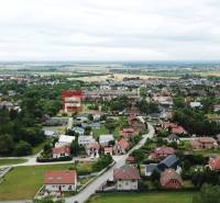 Nádherný pozemok 632 m2 s výhľadom na Alpy Marianka - Pohľad na obytnú štvrť v Marianke na ulici Na Tálkoch, kategória Pozemky - bývanie.