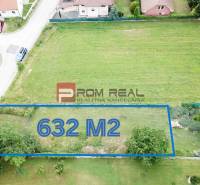 Nádherný pozemok 632 m2 s výhľadom na Alpy Marianka - Letecký pohľad na pozemok 632 m² určený na bývanie v Marianke na ulici Na Tálkoch.