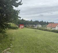 Nádherný pozemok 632 m2 s výhľadom na Alpy Marianka - Pozemok na bývanie v Marianke na ulici Na Tálkoch s výhľadom na domy.