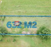 Nádherný pozemok 632 m2 s výhľadom na Alpy Marianka - Pozemky - bývanie, 632 m² v Marianke, Na Tálkoch, obklopené zeleňou a cestou.
