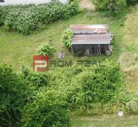 Rovinatý ideálny stavebný pozemok 609 m2 Marianka - Pozemky - bývanie v Marianke na ulici Na Tálkoch so zeleňou a malou stavbou.