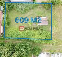 Rovinatý ideálny stavebný pozemok 609 m2 Marianka - Pozemok na bývanie na ulici Na Tálkoch v Marianke, 609 m², obklopený zeleňou.