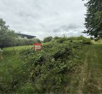 Rovinatý ideálny stavebný pozemok 609 m2 Marianka - Pozemok na bývanie v Marianke na ulici Na Tálkoch obklopený zeleňou a trávnikom.