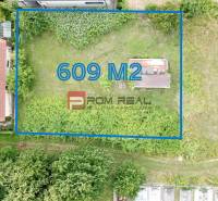 Rovinatý ideálny stavebný pozemok 609 m2 Marianka - Letecký pohľad na pozemok pre bývanie v Marianke, Na Tálkoch, rozloha 609 m².