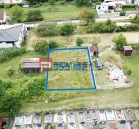 Pozemok 355 m2 so stavebným povolením malý bungalov Marianka - Pozemky - bývanie na ulici Na Tálkoch v Marianke, plocha 355 m², výhľad na domy.