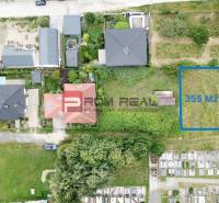 Pozemok 355 m2 so stavebným povolením malý bungalov Marianka - Letecký pohľad na pozemky - bývanie v Marianke na ulici Na Tálkoch, veľkosť 355 m².