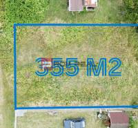 Pozemok 355 m2 so stavebným povolením malý bungalov Marianka - Letecký pohľad na pozemok - bývanie v Marianke na ulici Na Tálkoch, rozloha 355 m2.