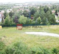 Najlukratívnejší pozemok 1618 m2 pre tých, čo vedia, čo chcú - Pozemky - bývanie v Marianke na Štúrovej ulici so zeleňou a výhľadom na domy.