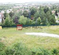 Najlukratívnejší pozemok 1618 m2 pre tých, čo vedia, čo chcú - Pozemky - bývanie s výhľadom na Štúrovej ulici v Marianke obklopené zeleňou a domami.