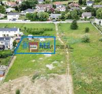 Rovinatý pozemok 800 m2 za dobrú cenu Marianka - Pozemky - bývanie v Marianke na Na Ovsisku, s výmerou 800 m², obklopené zeleňou a domami.