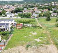 Rovinatý pozemok 800 m2 za dobrú cenu Marianka - Pozemky na bývanie v Marianke na ulici Na Ovsisku obklopené zelenými záhradami a domami.