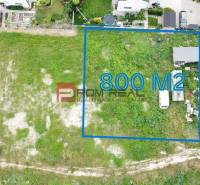 Rovinatý pozemok 800 m2 za dobrú cenu Marianka - Pozemok na bývanie v Marianke na ulici Na Ovsisku, rozloha 800 m², trávnatý terén.