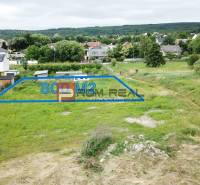 Rovinatý pozemok 800 m2 za dobrú cenu Marianka - Pozemok na bývanie, 800 m2, na ulici Na Ovsisku v Marianke, obklopený prírodou.