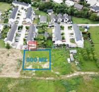 Pozemok Marianka 800 m2 super cena - Pozemok s rozlohou 800 m² v Marianke, Na Ovsisku, obklopený rezidenčnými domami pre bývanie.