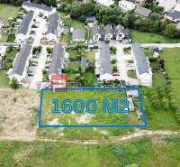 Investičný pozemok 1600 m2 Marianka Intravilán Skvelé ROI - Pozemok na bývanie, 1600 m², na ulici Na Ovsisku v Marianke, obklopený rezidenčnou zástavbou.
