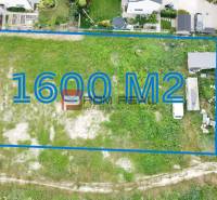 Investičný pozemok 1600 m2 Marianka Intravilán Skvelé ROI - Letecký pohľad na pozemky - bývanie o rozlohe 1600 m² na ulici Na Ovsisku v Marianke.