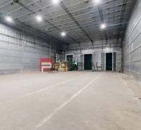 AMEX PARK - budova PB III - skladový priestor č. 1.33 - Priestor Sklady a haly s vysokým stropom a prázdnou halou.