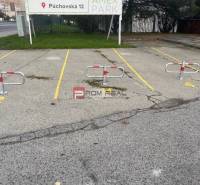 AMEX PARK - parkovacie miesta - Parkovacie miesta s blokátormi na ulici Púchovská, Bratislava III pred garážami.