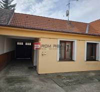 Rodinný dom na predaj Pezinok na skok od centra - Rodinný dom na Slnečnej ulici v Pezinku s garážou a satelitnou anténou.