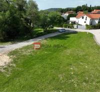 PREDAJ - Stavebný pozemok v obci Marianka - Pozemok na bývanie v Marianke na ulici Na tálkoch obklopený zeleňou a cestou.