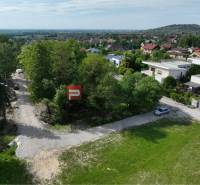 PREDAJ - Stavebný pozemok v obci Marianka - Pozemky - bývanie v Marianke na ulici Na tálkoch, obklopené zeleňou a domami.