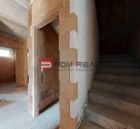 3D obhliadka - 5-izbový rodinný dom kúsok od Dunajskej Stredy - Hrubá stavba v rodinnom dome so schodiskom a tehlovými stenami.