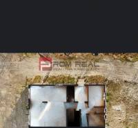3D obhliadka - 5-izbový rodinný dom kúsok od Dunajskej Stredy - Letecký pohľad na základy rodinného domu v Dunajskej Strede, obklopené stavebným pozemkom.