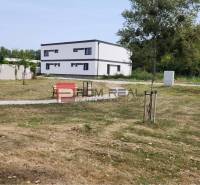 3D obhliadka - 5-izbový rodinný dom kúsok od Dunajskej Stredy - Rodinný dom v Dunajskej Strede s veľkým trávnatým pozemkom a drevinami na kraji.