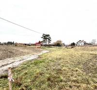 Stavebný pozemok v Tomášove - Pozemky - bývanie na ulici Robotnícka v Tomášove, trávnatý povrch s vidieckou cestou.