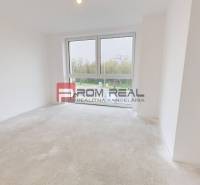 5 izbový RD - 128,33 m2 v novostavbe v Alžbetinom dvore - Prázdna miestnosť s veľkým oknom v rodinnom dome, čakajúca na zariadenie.