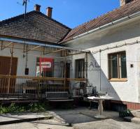 Na predaj starší rodinný dom s rozľahlým pozemkom Vydrany - Rodinný dom s terasou na ulici, v centre, s lavičkou a stolom.