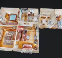 Na predaj starší rodinný dom s rozľahlým pozemkom Vydrany - 3D pôdorys rodinného domu s obývačkou, spálňami a kuchyňou.