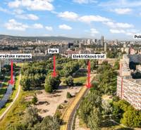 PRI ELEKTRIČKE - 1 izb. 36,20 m2 - oddelená kuchyňa - Osuského ul. - Výhľad na Chorvátske rameno, park a električkovú trať v Bratislave na Osuského.