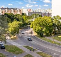 PRI ELEKTRIČKE - 1 izb. 36,20 m2 - oddelená kuchyňa - Osuského ul. - Výhľad z Osuského na zelené priestory a panelové domy v Bratislave – Petržalke.