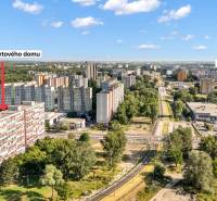 PRI ELEKTRIČKE - 1 izb. 36,20 m2 - oddelená kuchyňa - Osuského ul. - Pouličná panoráma Bratislavy-Petržalky na Osuského ulici, vrátane bytového domu a Kauflandu.
