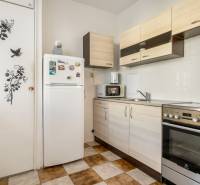 PRI ELEKTRIČKE - 1 izb. 36,20 m2 - oddelená kuchyňa - Osuského ul. - Kuchyňa v 1-izbovom byte s kuchynskou linkou, sporákom a chladničkou.