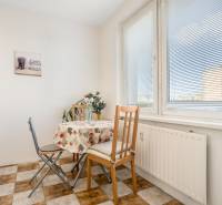 PRI ELEKTRIČKE - 1 izb. 36,20 m2 - oddelená kuchyňa - Osuského ul. - Jedálenský kút so stolom, stoličkami a dekoráciou v 1-izbovom byte.
