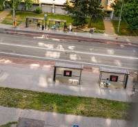PRI ELEKTRIČKE - 1 izb. 36,20 m2 - oddelená kuchyňa - Osuského ul. - Autobusová zastávka a chodci na ulici Osuského v Bratislave - Petržalke.