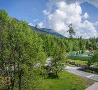 Znížená cena: priestranný apartmán s TOP polohou v Starom Smokovci - Výhľad z Rekreačného apartmánu vo Vysokých Tatrách zahŕňa zeleň a horskú scenériu.