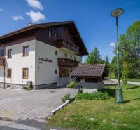 Znížená cena: priestranný apartmán s TOP polohou v Starom Smokovci - Rekreačný apartmán vo Vysokých Tatrách s parkoviskom, trávnikom a slnečným počasím.