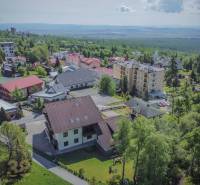 Znížená cena: priestranný apartmán s TOP polohou v Starom Smokovci - Letecký pohľad na rekreačné apartmány vo Vysokých Tatrách obklopené prírodou a zeleňou.