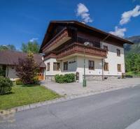 Znížená cena: priestranný apartmán s TOP polohou v Starom Smokovci - Rekreačný apartmán vo Vysokých Tatrách, obklopený zeleňou, modrá obloha, hory v pozadí.